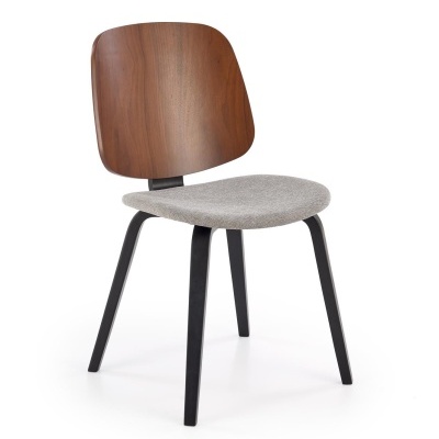 Cadeira com encosto de madeira castanha, assento cinza estofado e pernas pretas