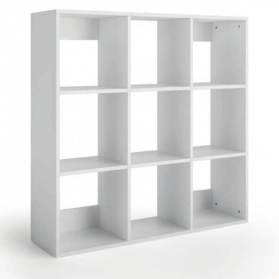 Estante branca de nove compartimentos quadrados em fundo branco
