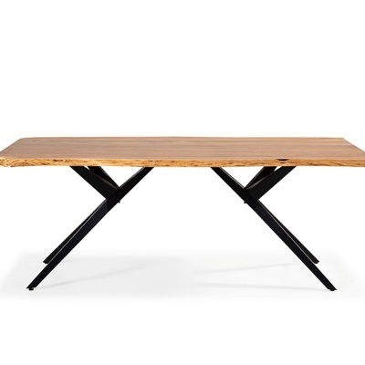 Mesa de madeira com pernas metálicas pretas