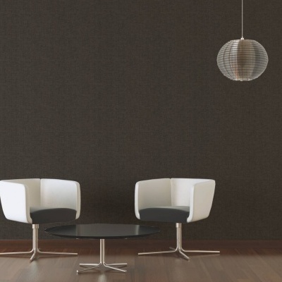 Duas cadeiras modernas brancas com assento cinza, mesa redonda preta e candeeiro suspenso sobre fundo escuro