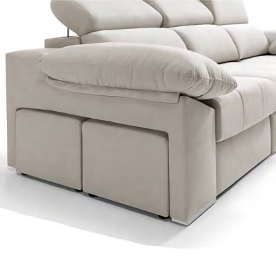 Sofá moderno bege claro com braço acolchoado e armazenamento na base