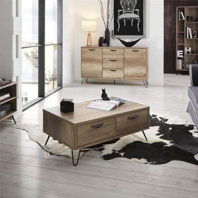 Mesa de centro de madeira clara com gavetas e pés pretos em sala moderna