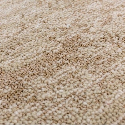 Tapete bege de textura rugosa com padrão irregular