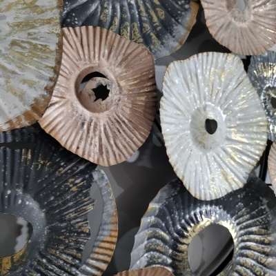 Decoração de parede metálica circular texturizada em várias cores com detalhes dourados