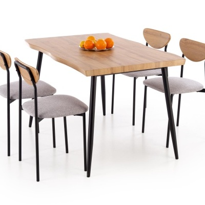 Conjunto de mesa de jantar em madeira com quatro cadeiras e frutas na mesa