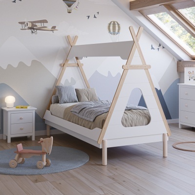 Quarto infantil com cama tenda de madeira clara e decoração temática de céu na parede
