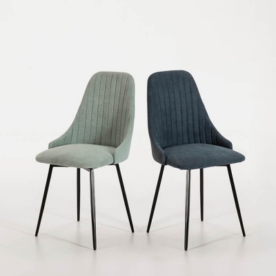 Duas cadeiras estofadas verde claro e azul escuro com pernas metálicas pretas