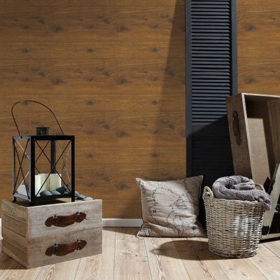 Conjunto de objetos de decoração em madeira clara e escura, lanterna preta, almofada e cesta com manta