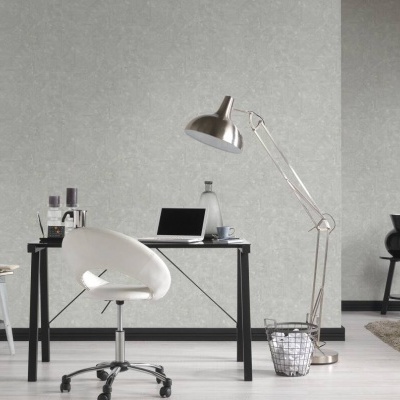 Espaço de escritório moderno com secretária preta, cadeira branca, candeeiro prateado e paredes cinza