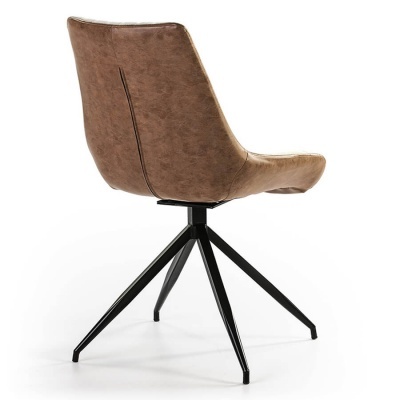 Cadeira castanha com estrutura metálica preta e quatro pernas inclinadas