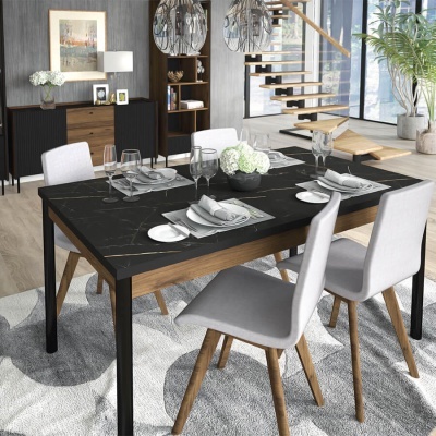 Mesa de jantar preta marmoreada com quatro cadeiras cinza claro