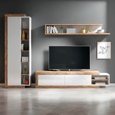 Conjunto de mobília para sala em madeira clara e branca com televisão e prateleiras