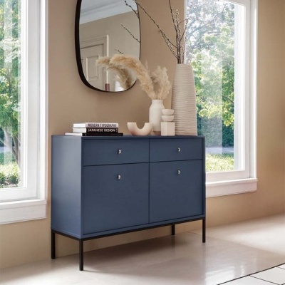 Móvel aparador azul escuro com decoração e espelho oval em parede bege