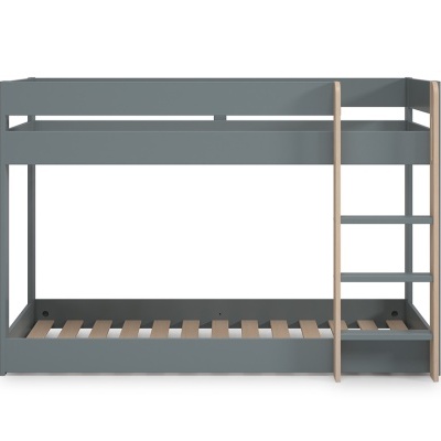 Beliche cinzento com escada de madeira natural, estilo minimalista