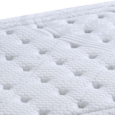 Colchão branco com padrão texturizado e detalhes capitonê