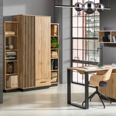 Móvel de escritório em madeira clara com armário, estantes, mesa com estrutura metálica e cadeira de madeira com janela grande