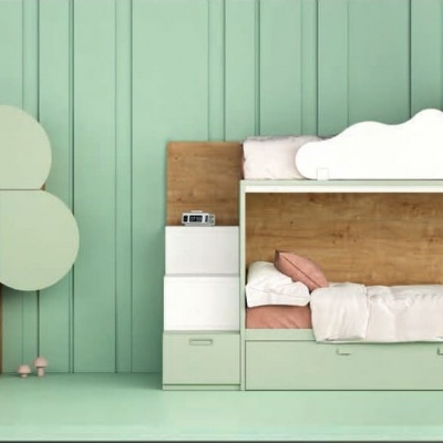 Quarto infantil com cama tipo beliche, armário branco e verde claro, parede verde e decoração de árvore