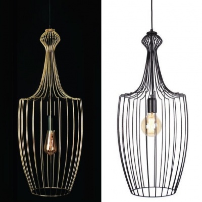 Dois candeeiros metálicos pendurados com estrutura em forma de garrafa, um dourado e outro preto.