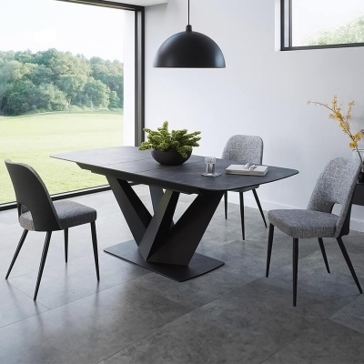 Mesa de jantar preta com 3 cadeiras cinzas em sala com janelas grandes e luminária preta