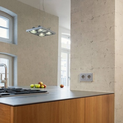 Cozinha moderna com bancada em madeira clara e luminária de teto com seis luzes embutidas