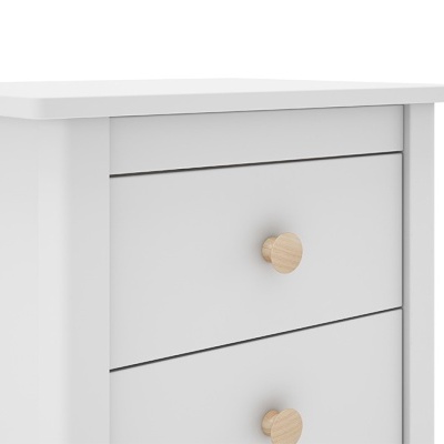 Mesa de cabeceira branca com duas gavetas e puxadores de madeira