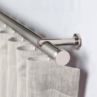 Varão de cortina metálico prateado com cortina cinza translúcida