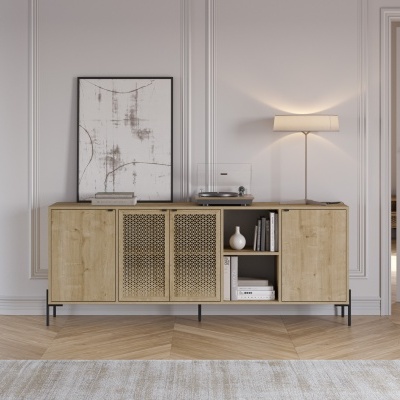 Aparador de madeira clara com portas em padrão palha, candeeiro de mesa moderno, quadro abstrato e chão de madeira clara