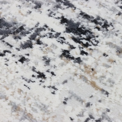 Tapete felpudo com padrão abstrato cinza, preto, branco e bege