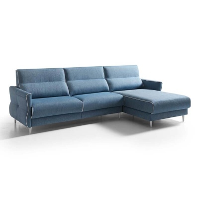 Sofá chaise longue azul com patas metálicas em fundo branco