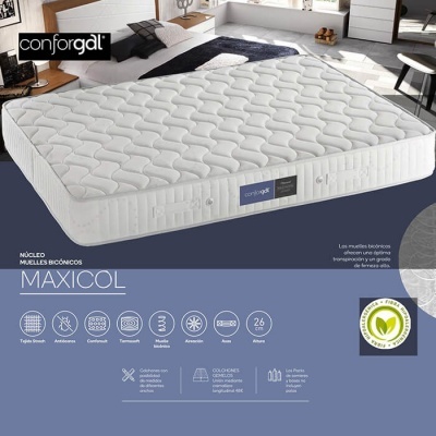 Colchão branco acolchoado com etiqueta da marca conforgal em quarto moderno