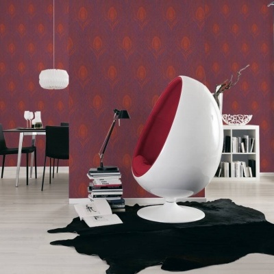 Cadeira ovo branca com interior vermelho numa sala de estar moderna