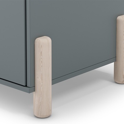 móvel cinza com pernas cilíndricas de madeira clara