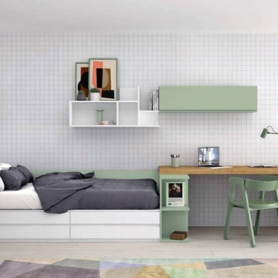 Quarto com cama de solteiro branca com gavetas e cabeceira verde clara, secretária e cadeira verde