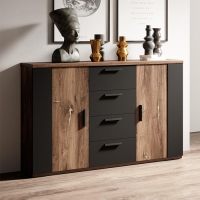 Aparador em madeira natural e preto com decoração de busto e velas, em ambiente interior