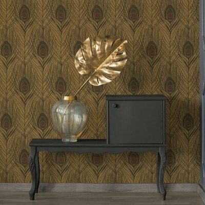 Mesa preta com vaso e folha dourada contra papel de parede com padrão de penas de pavão