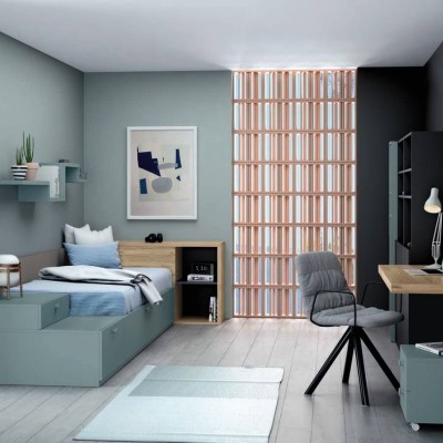 Quarto moderno com cama cinzenta, estante, cadeira e mesa de computador com cortina de madeira