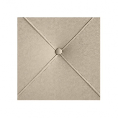 Quadrado em pele sintética bege com botão e costura em X.