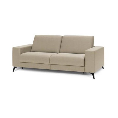 Sofá três lugares bege com braços largos e pés pretos