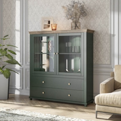Móvel aparador verde escuro com tampo castanho e portas de vidro numa sala decorada