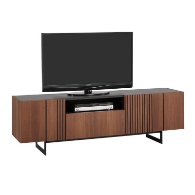 Móvel de televisão em madeira castanha com televisão preta