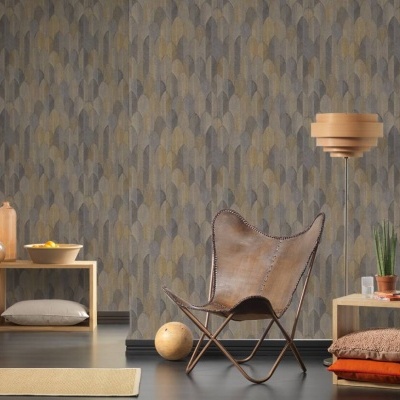 Cadeira de couro castanho com mesa e candeeiro em madeira clara numa sala com papel de parede padrão geométrico.
