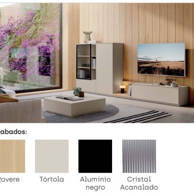 Sala de estar com móveis em tons de madeira clara, alumínio negro e vidro canelado.