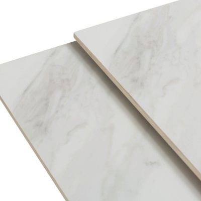 Placas cerâmicas ou porcelanas branco com padrão de mármore cinza
