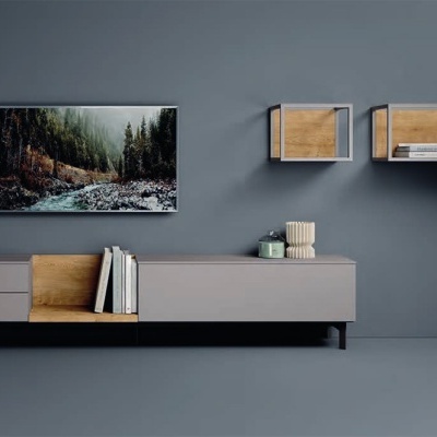 Conjunto de móveis modernos cinza e madeira clara com quadro de paisagem