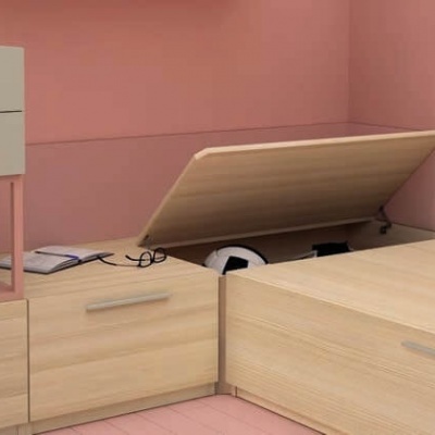 Móveis de madeira clara com espaços de armazenamento e paredes rosa