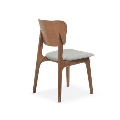 Cadeira de madeira com assento estofado cinzento vista de trás