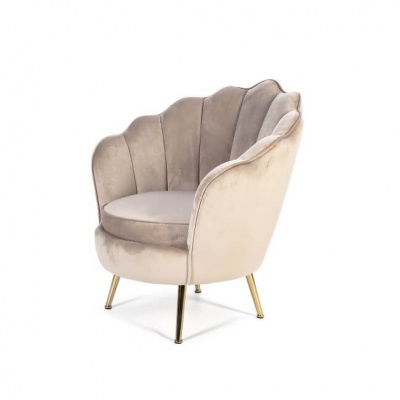 Poltrona de veludo bege com pés dourados em fundo branco