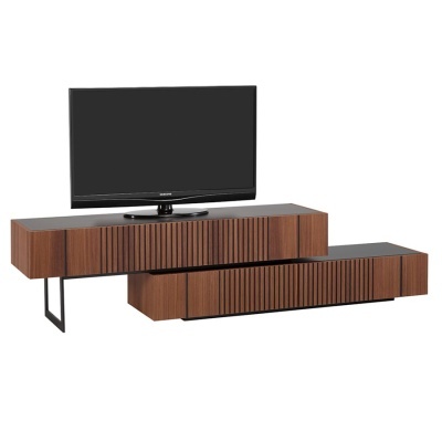 Móvel TV de madeira castanha com textura e pernas metálicas pretas suportando televisão