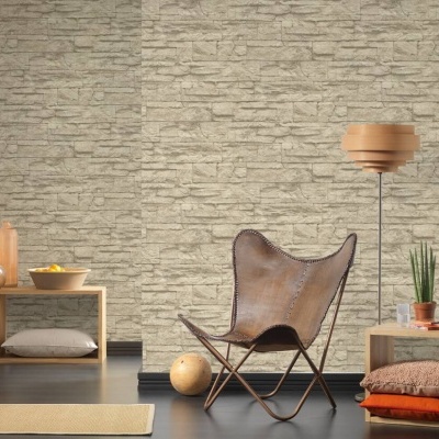 cadeira borboleta em pele castanha, papel parede pedra clara, móveis madeira clara, plantas e almofadas