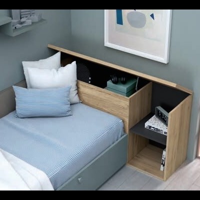 Cama de solteiro com cabeceira em madeira clara e roupa de cama azul